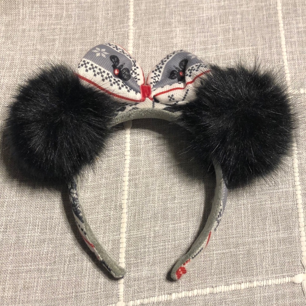 Disney parks pom-pom Minnie mouse years